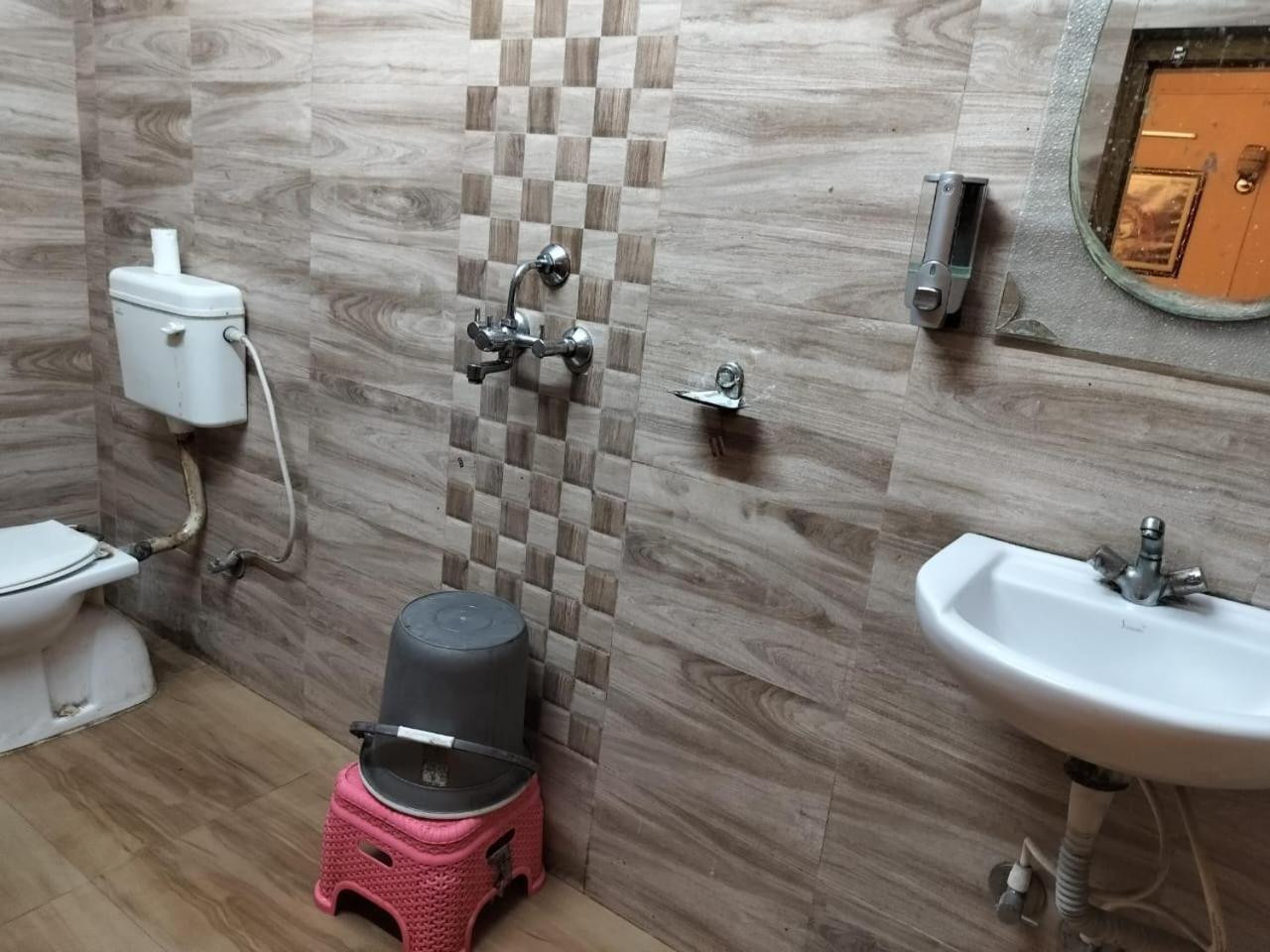 Ds Residency Varanasi-prime Location-parking Homestay